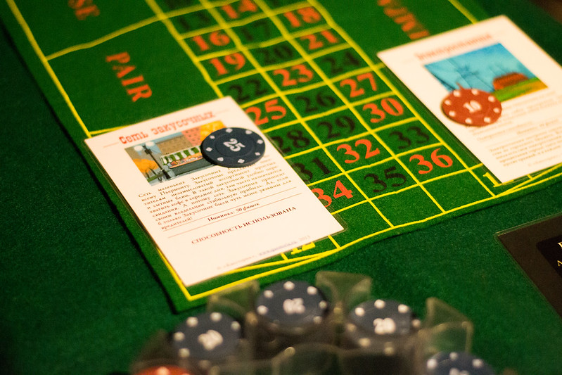 Ведущий развлекает гостей на корпоративе в Tallinn